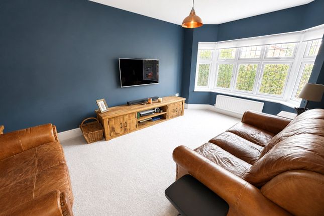 5, Biddestone Avenue, Swindon photo 2