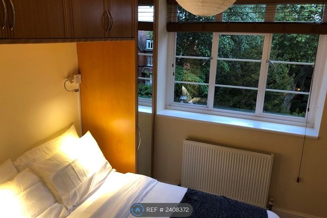 Flat, Beverley Gate House West Hill, London photo 2