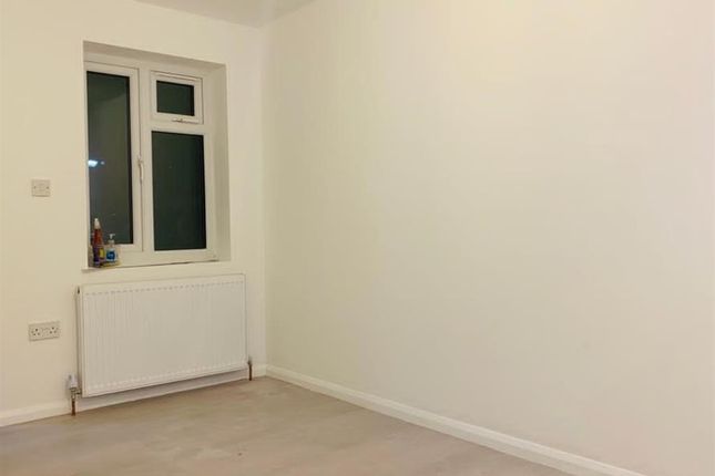 64, Gresham Drive, Romford photo 4