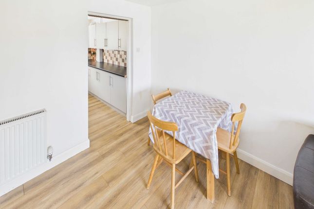 Flat 2, 13, Oxgangs Farm Drive, Edinburgh photo 5
