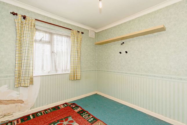 93, Wykebeck Mount, Leeds photo 4