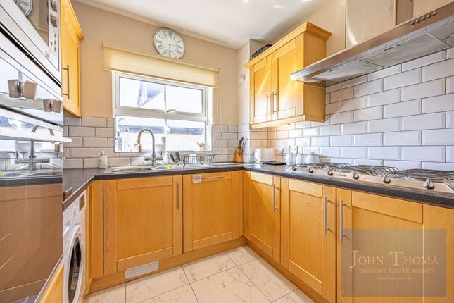 11 Park Grange, Manor Road, Chigwell photo 3
