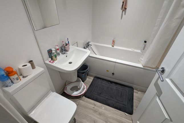 Flat 8, Azure Lodge, 27 Station Road, Kettering photo 4