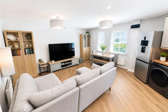 6, Smollett Place, Wickford photo 4