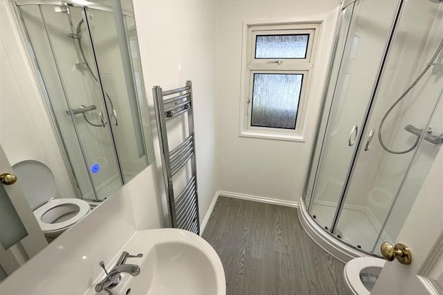 6, The Spinney, Sacketts Grove, Clacton-On-Sea photo 4