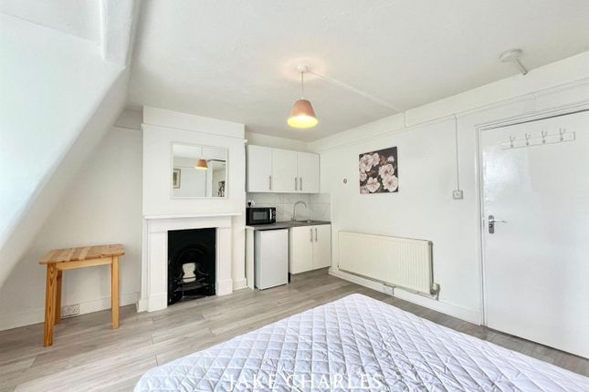 Room D, first floor, 807, High Road, North Finchley, London photo 2