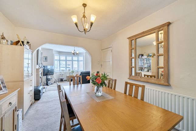 136, Queens Walk, Ruislip photo 4