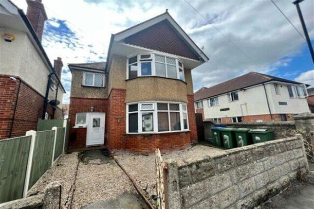 Detached house to rent in Newlands Avenue, Shirley, Southampton