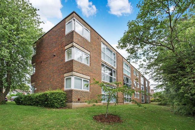 Thumbnail Flat to rent in Lingfield Close, Northwood