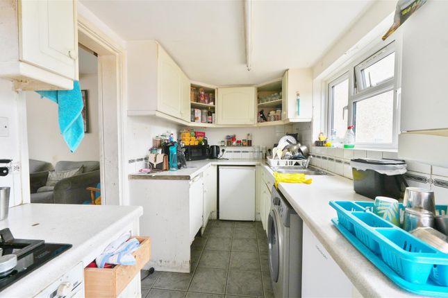 27, Carrington Road, Slough photo 4