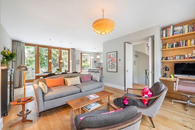 Mews house to rent in Boyne Terrace Mews, Holland Park