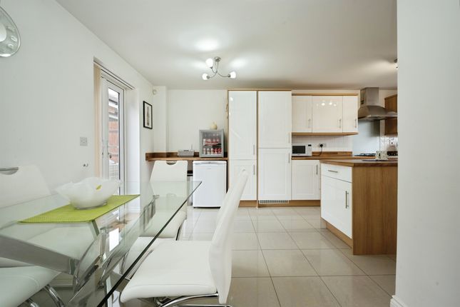 32, Oxpen, Aylesbury photo 3