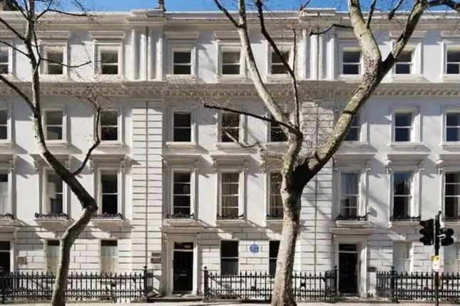 Office to let in Bloomsbury Place, London