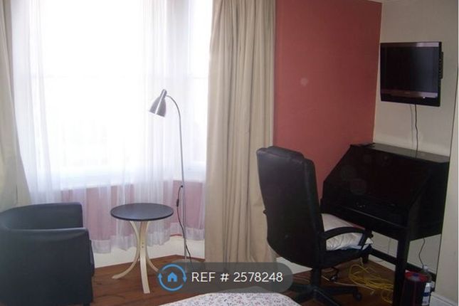 Light Beautiful Double Room With Bay Window.