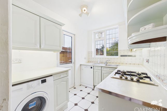 84 Suttons Avenue, Hornchurch photo 4