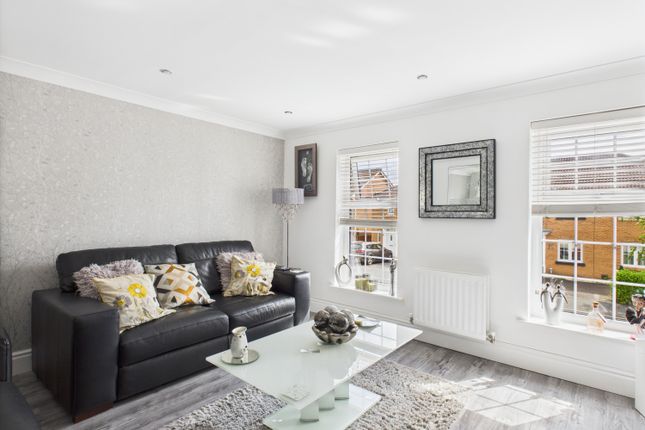 8, Newbold Close, Dukinfield photo 2