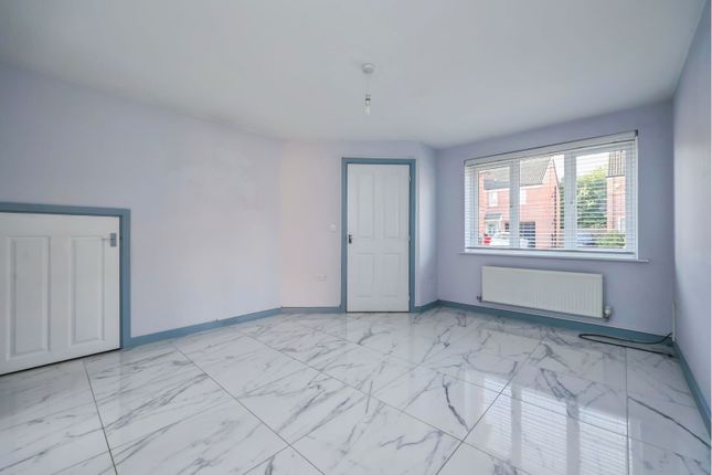 23, Lewis Crescent, Hucknall , Nottingham photo 4