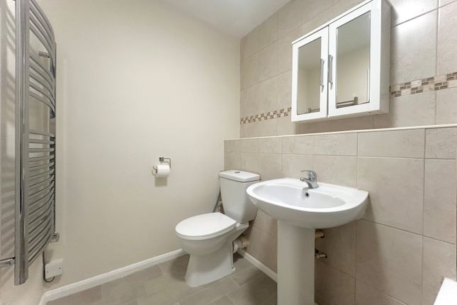 42 Worcester Road, Sutton photo 4
