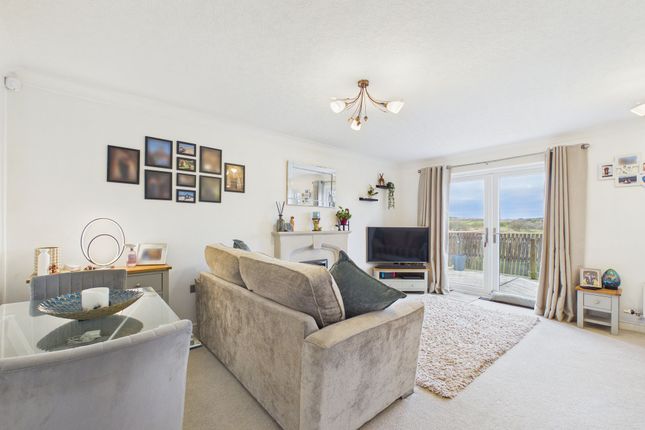 31 Threaplands, Cleator Moor photo 2