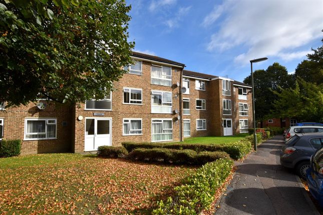 Thumbnail Flat to rent in Aurum Close, Horley