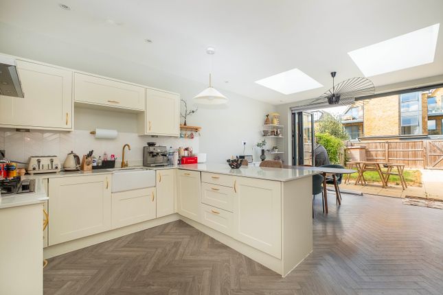 1, Antoinette Close, Kingston Upon Thames photo 4