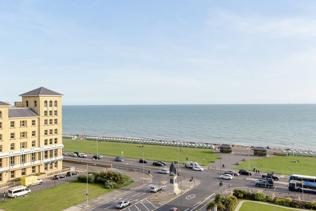 Flat to rent in Grand Avenue, Hove