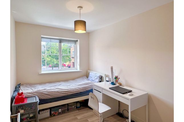 Flat for sale in Champs Sur Marne, Bristol