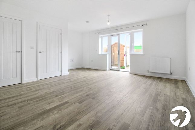 121, Colyer Drive, Ebbsfleet Valley photo 2