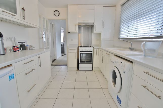 33, Barnwood Road, Fareham photo 4