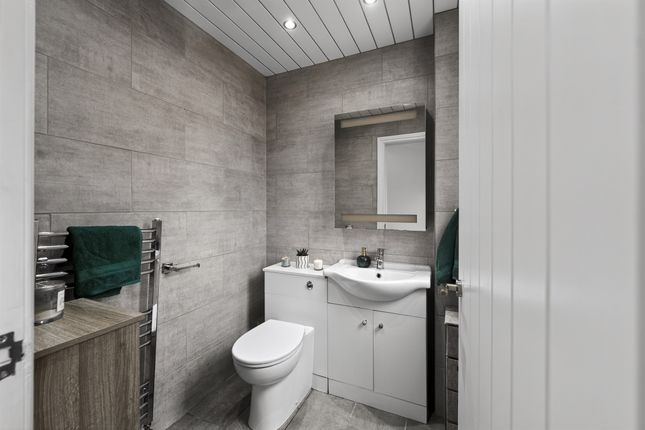8, Queens Court, Irvine photo 3
