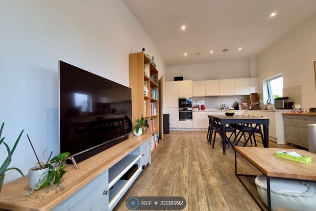 Flat  Aldington House, Frazer Nash Close, Isleworth photo 3