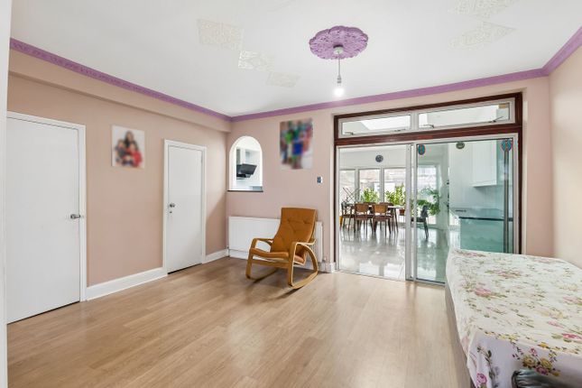 118, Malvern Gardens, Harrow photo 4