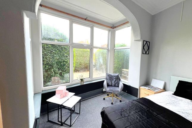 76, Hollyshaw Lane, Leeds photo 3