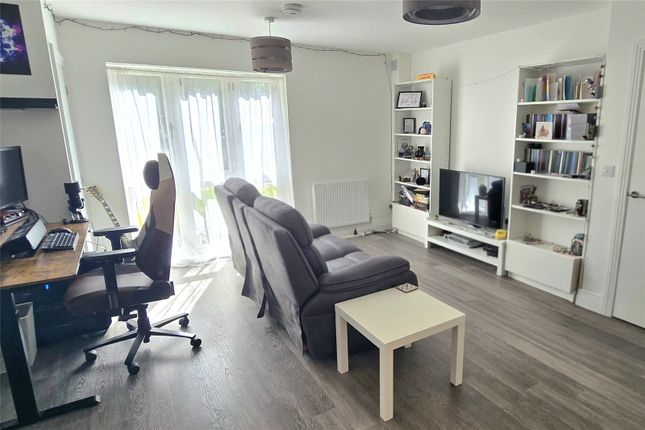Flat 1, Flynn House, 20, Woodside Close, Surrey photo 3