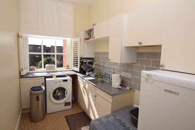 Flat 9 Adams House, Alton photo 3