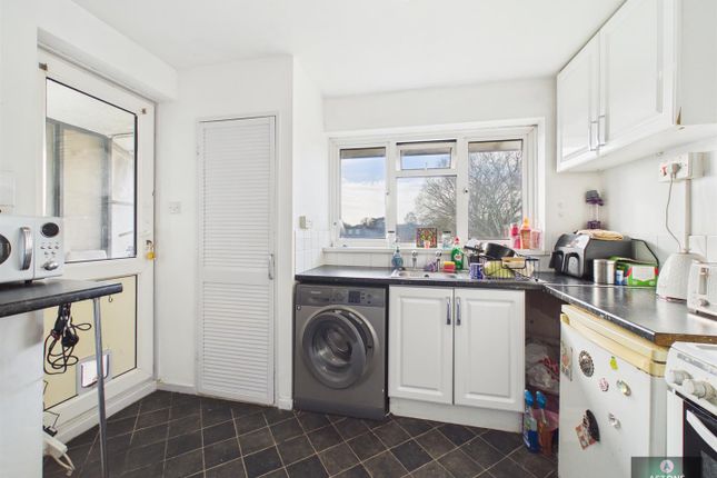 47, Oak Way, Crawley photo 4