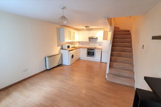 2 Magpie Close, London photo 2
