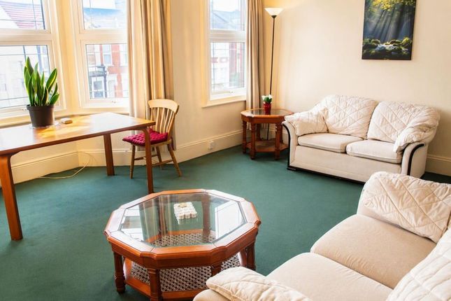 First Floor Flat, 172 Squires Lane, London photo 3