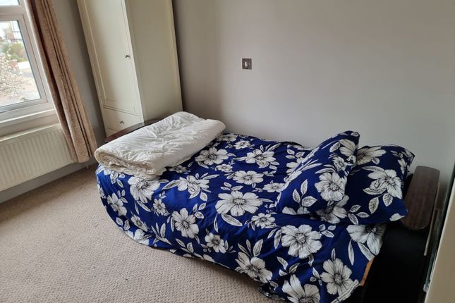 57 Fortescue Road, London photo 4