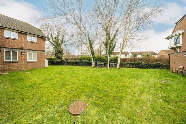 25A, Chichester Close, Hampton photo 5