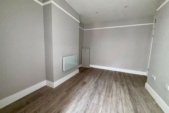 Flat 3, 17 High Road, Byfleet photo 3