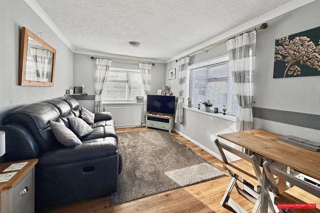 128, Oak Tree Close, Eastbourne photo 2