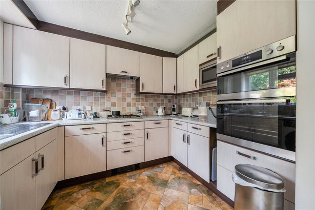 2, Chartwell Drive, Farnborough Village photo 3