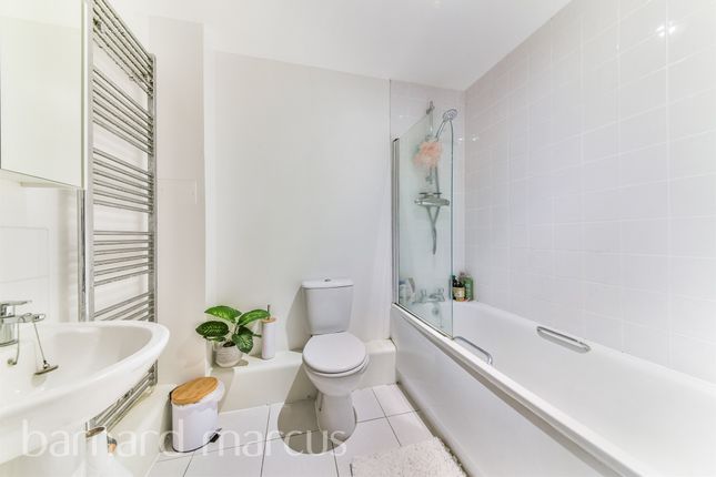 Flat for sale in Sumner Road, London