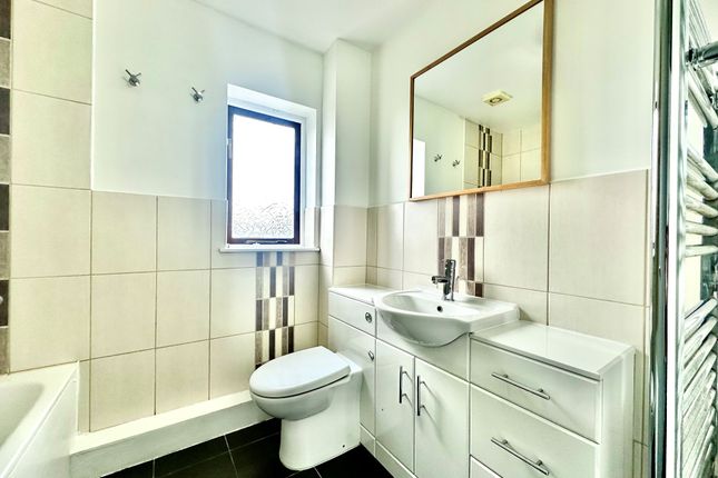 44, London photo 3