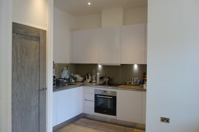 Flat to rent in Wellington Street, Slough