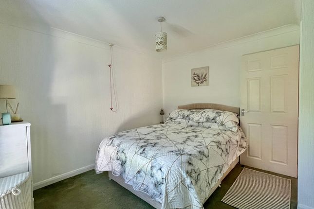 18 Langham Gardens, Taunton photo 4
