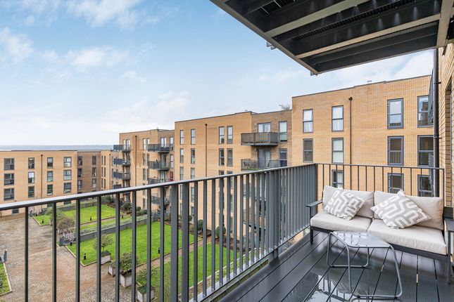 Flat Flat 154, Lambourne House, Apple Yard, London photo 2