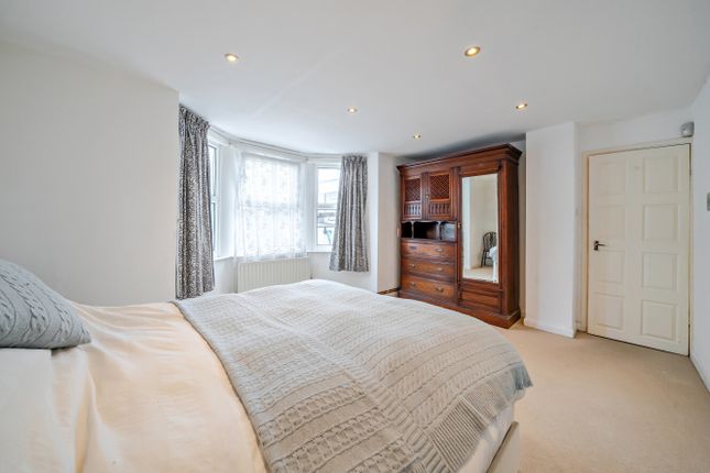 48B, Pendennis Road, London photo 4