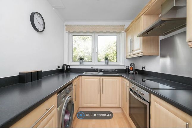 Flat, North Gyle Grove, Edinburgh photo 3